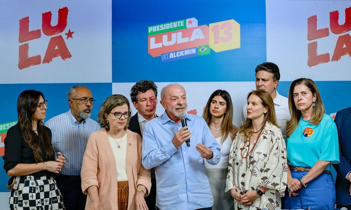 Lula fala ao microfone durante encontro com a imprensa, em foto de arquivo
