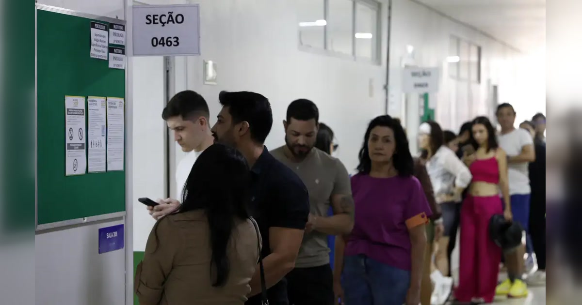 Pessoas chegam para votar na Unieuro, em Brasília, no primeiro turno de 2026