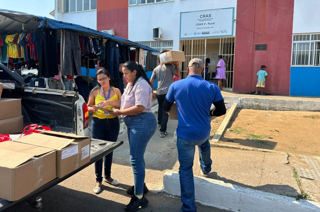 Entrega de caixas de materiais em frente a uma unidade do Cras em Vitória da Conquista.