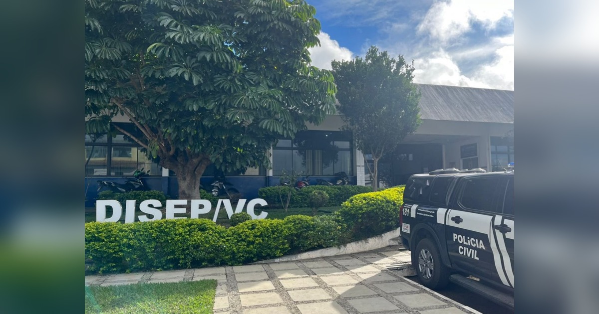 Fachada do Disep em Vitória da Conquista, com árvores, identificação DISEP/VC e viatura da Polícia Civil estacionada