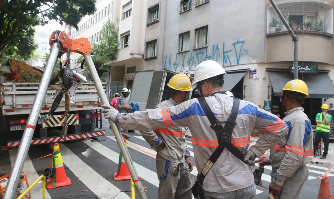 Trabalhadores da Enel com equipamentos de manutenção em rua de São Paulo, em foto de arquivo