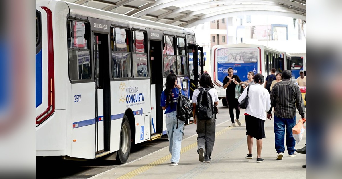 Ônibus urbanos e passageiros em terminal de Vitória da Conquista