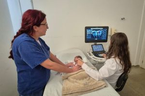 Esaú Matos recebe equipamento para detectar problemas cardíacos em bebês