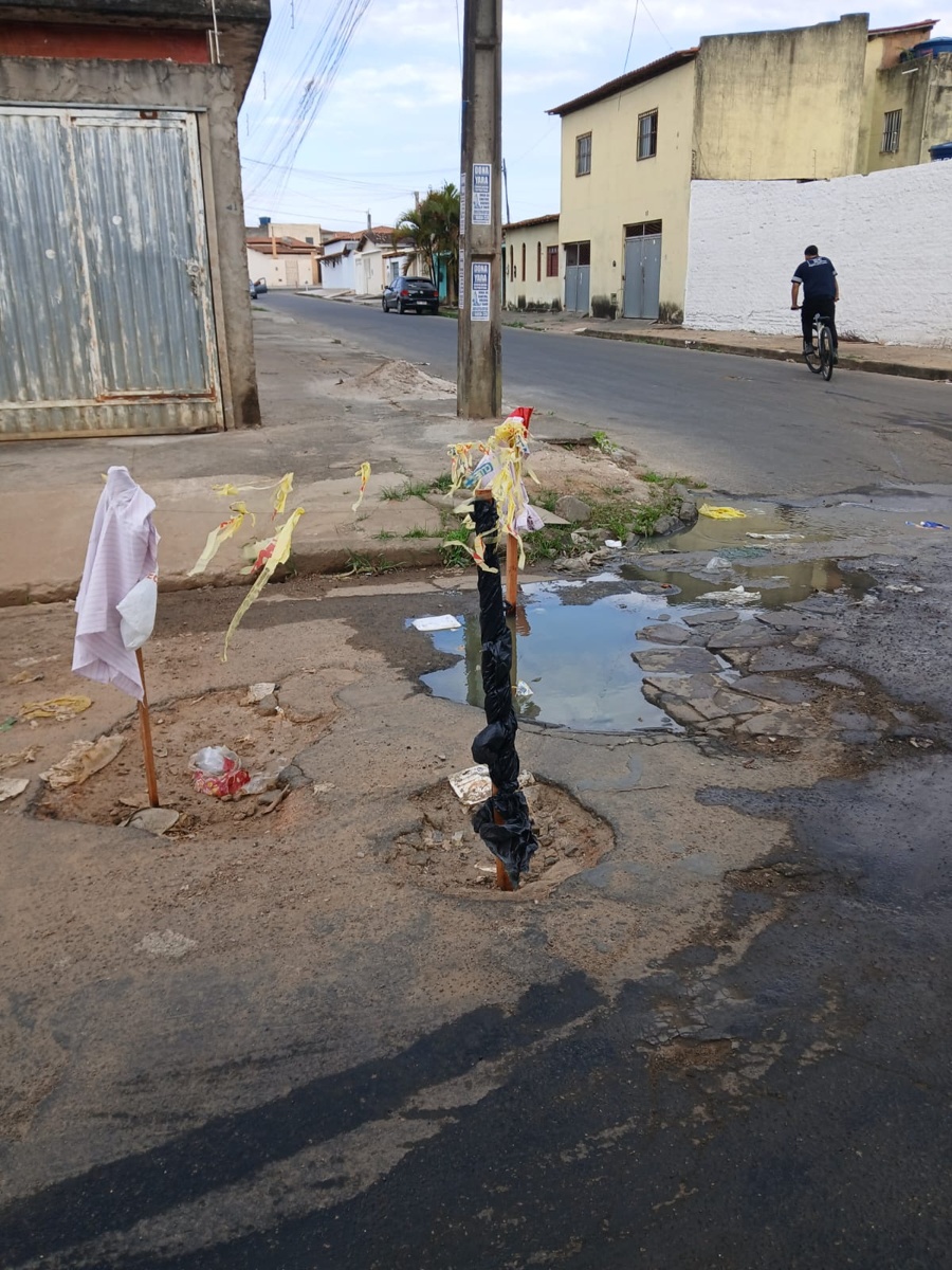 Buracos com água acumulada e sinalização improvisada na Avenida Caetité, no bairro Brasil