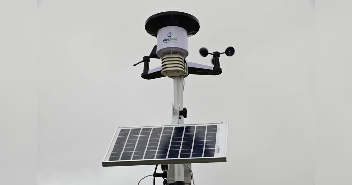 Estação meteorológica em um poste, com sensores de vento e painel solar sob céu cinzento, na Serra do Periperi