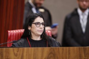 Quem é Estela Aranha, ministra do TSE que proibiu púlpito vazio de Lula no debate da Globo