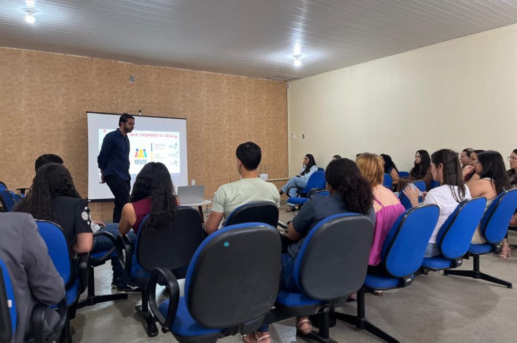 Grupo acompanha apresentação em uma sala do serviço de proteção à criança e ao adolescente.