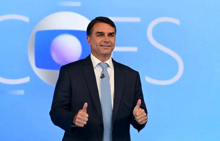 Suspeita de saída de Flávio do Brasil repercute no exterior; Argentina diz não ter registro de entrada