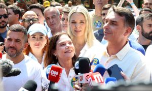 Flávio Bolsonaro diz que manterá Bolsa Família e Farmácia Popular