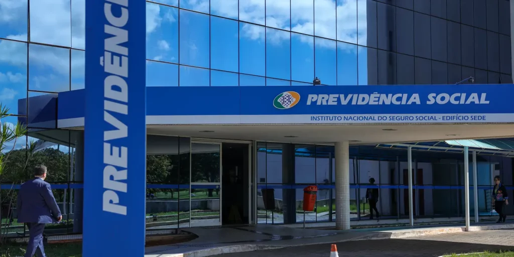 Mulheres caminham em área pública durante mobilização por direitos