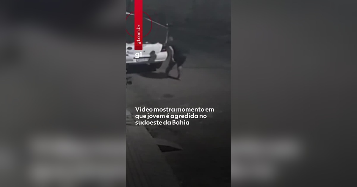 Quadro de câmera de segurança mostra rua à noite, veículos estacionados e pessoas à distância em Vitória da Conquista