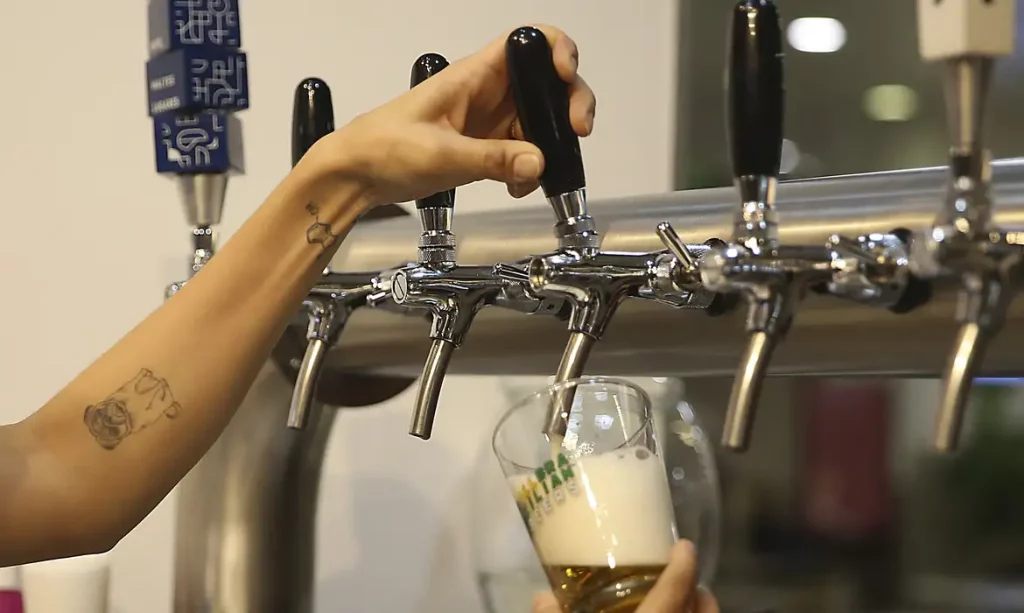 Cerveja artesanal; imagem ilustra restrição de bebidas alcoólicas nas eleições