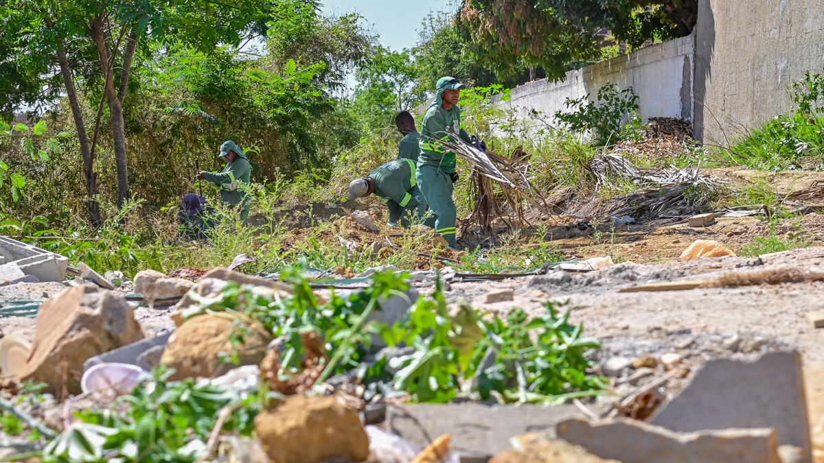 Servidores retiram resíduos e vegetação de área com entulho às margens do Rio Verruga