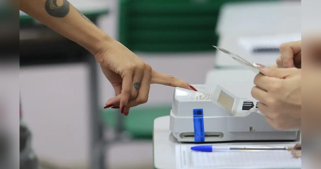 Lula ganha 10,3 milhões de votos entre turnos; Flávio recua em seis estados
