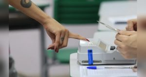 Lula ganha 10,3 milhões de votos entre turnos; Flávio recua em seis estados