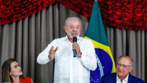 Lula promete Pé-de-Meia de R$ 700 para universitários se for reeleito