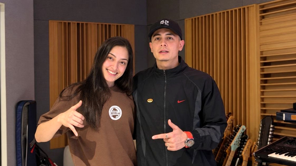 MC Coutto e Hariel em estúdio, em enquadramento horizontal que preserva os dois rostos