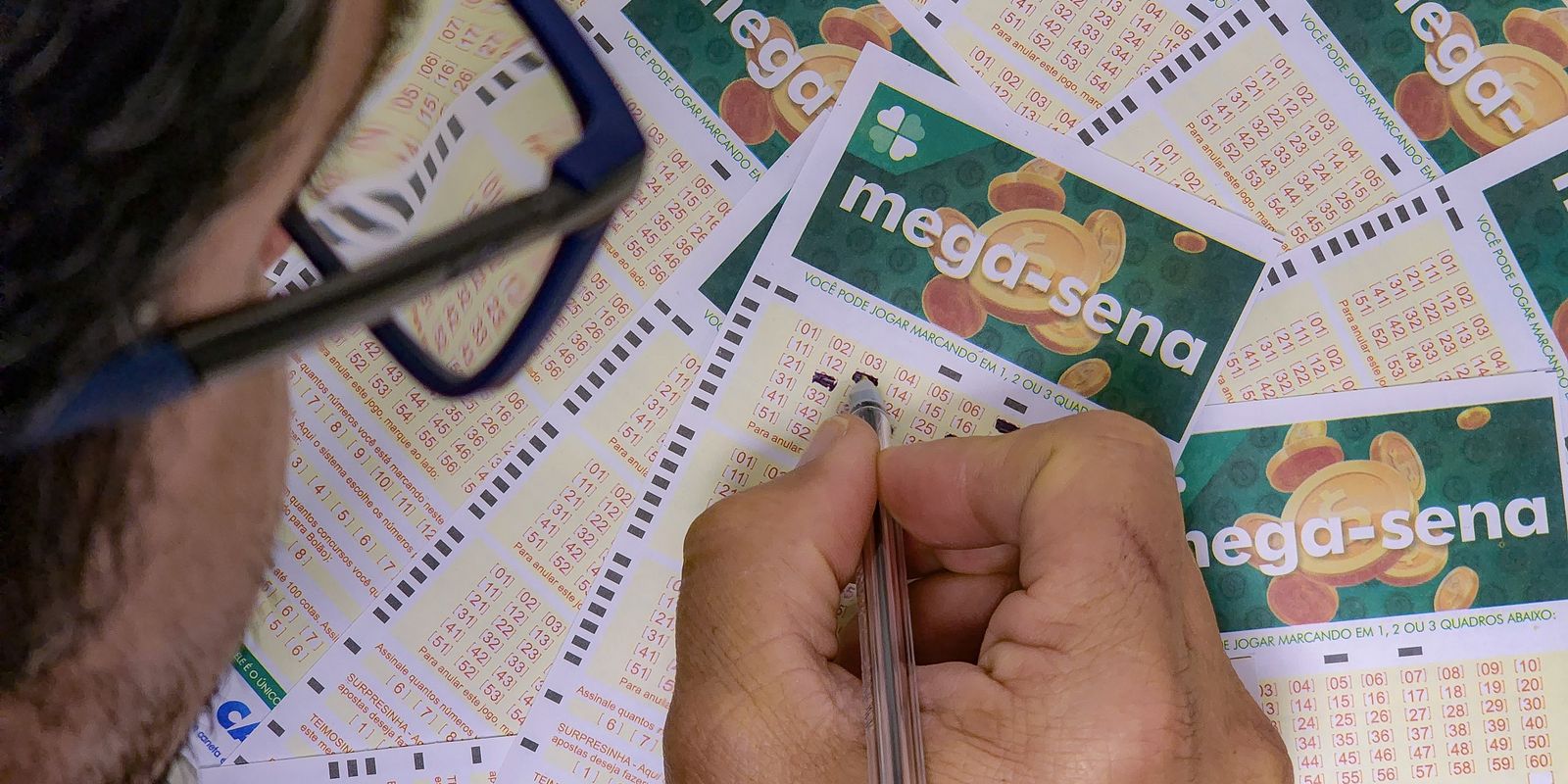 Pessoa preenche um volante da Mega-Sena, em imagem de arquivo.