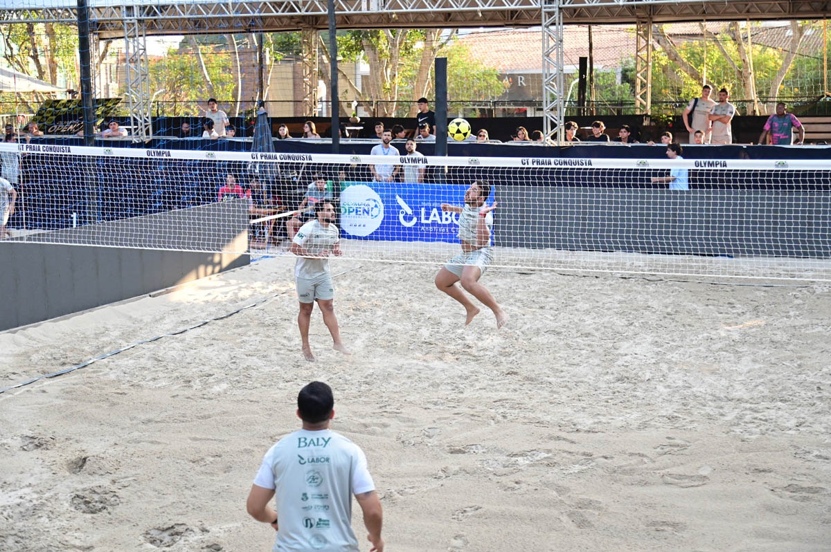 Atletas disputam partida de futevôlei no Open Conquista, no CT Praia Conquista
