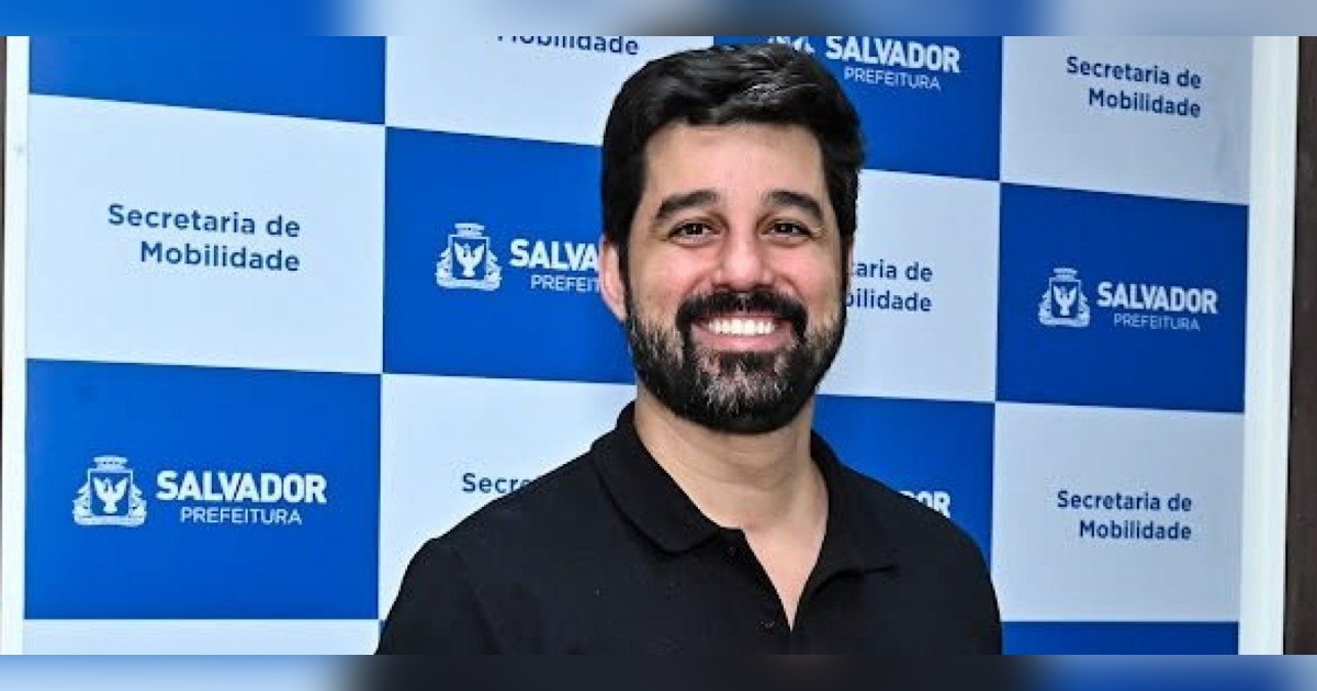 Pablo Souza, secretário de Mobilidade de Salvador, diante de painel da Prefeitura