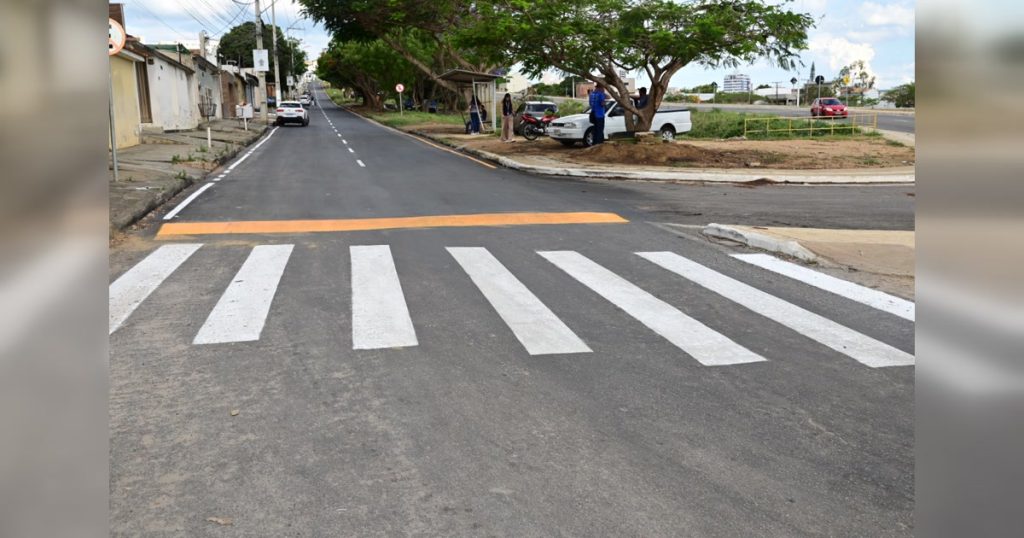 Registro divulgado pela Prefeitura sobre o recapeamento da Rua Paulino Fonseca, no loteamento Santa Cecília