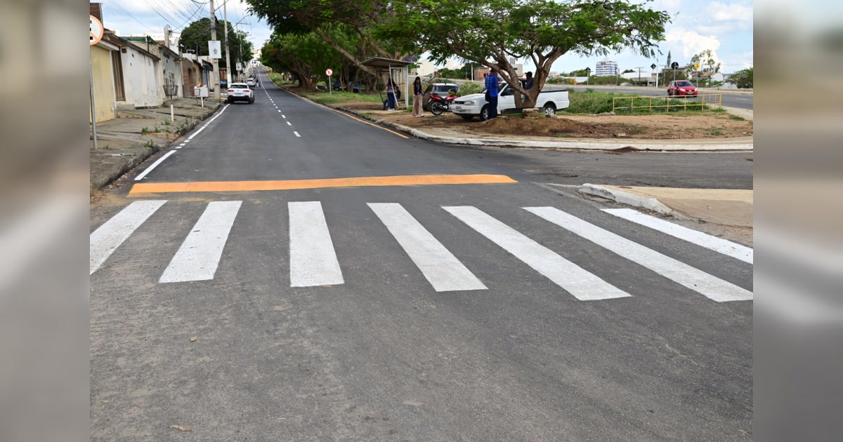 Registro divulgado pela Prefeitura sobre o recapeamento da Rua Paulino Fonseca, no loteamento Santa Cecília