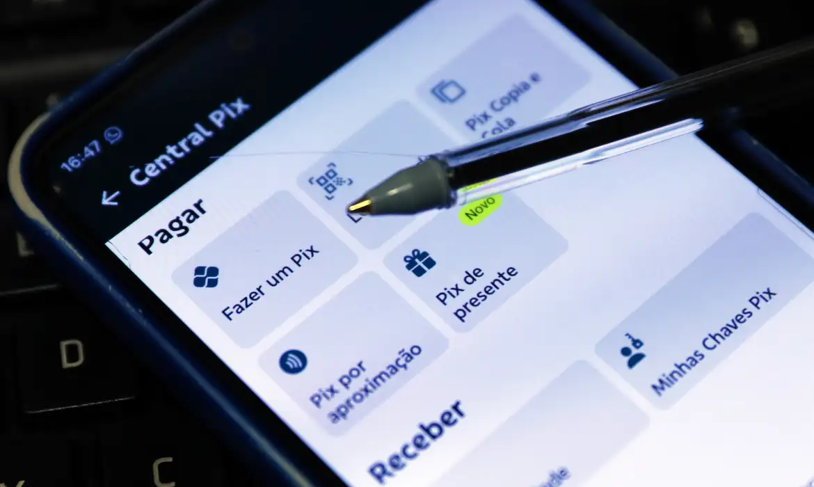 Pessoa usando celular para pagamento por Pix por aproximação