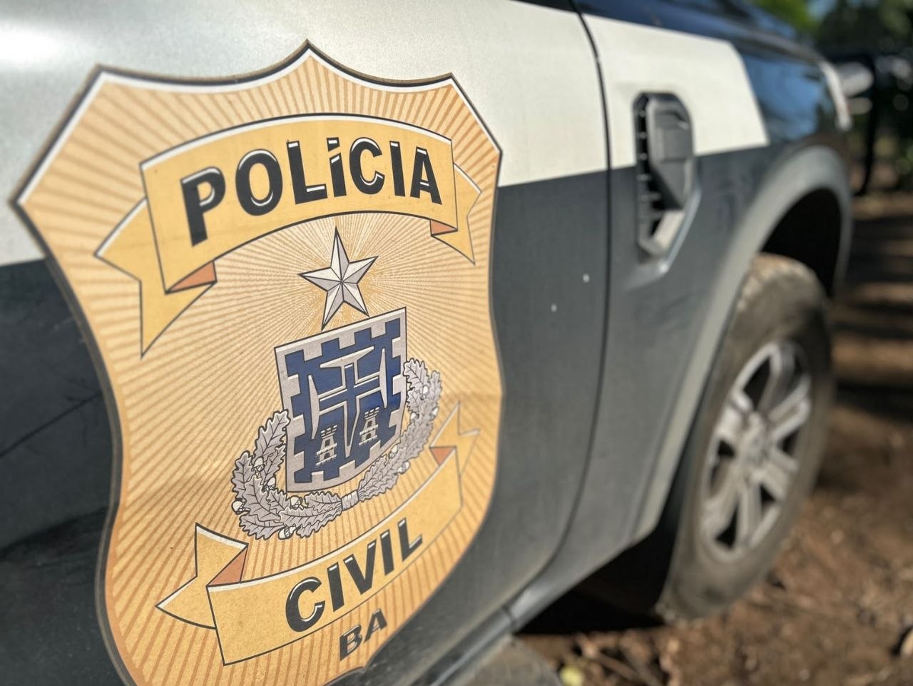 Viatura da Polícia Civil da Bahia com brasão na porta