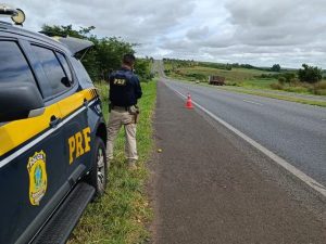 Colisão entre duas carretas e um carro deixa BR-116 parcialmente interditada em Conquista