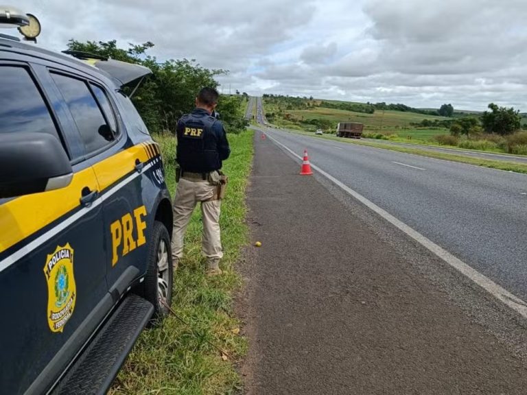Colisão entre duas carretas e um carro deixa BR-116 parcialmente interditada em Conquista