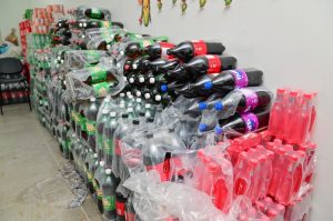 Garrafas e embalagens de bebidas reunidas para descarte após apreensão pela Vigilância Sanitária.