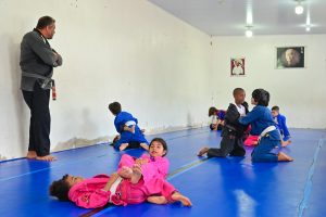 Projeto gratuito de esportes reúne mais de 500 participantes no Edvaldo Flores