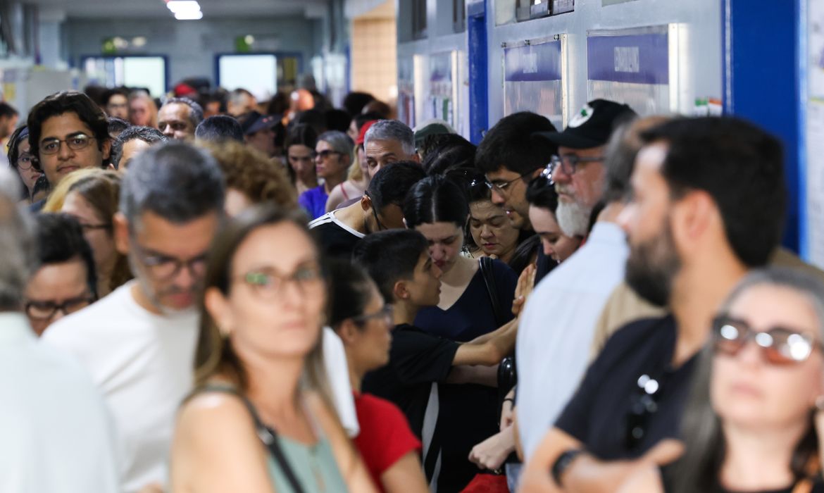Eleitores em fila de votação no primeiro turno das eleições de 2026, em Brasília
