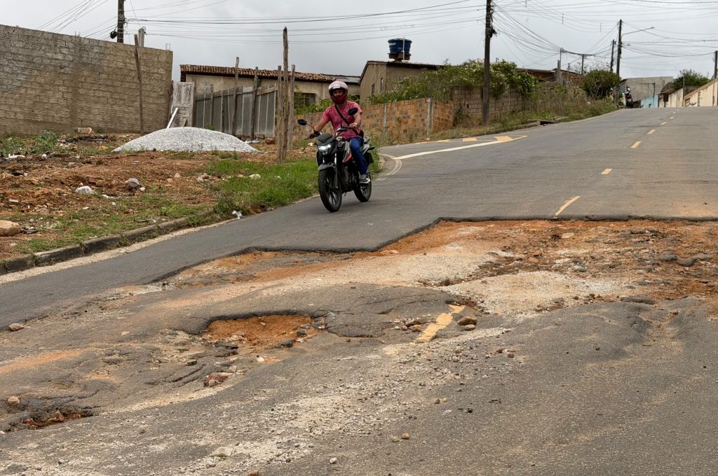 Trecho de rua com pavimentação danificada no loteamento Panorama, em Vitória da Conquista.