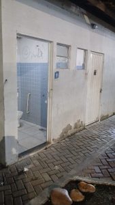 Vandalismo deixa banheiro da Praça da Escola Normal sem porta, informa Prefeitura