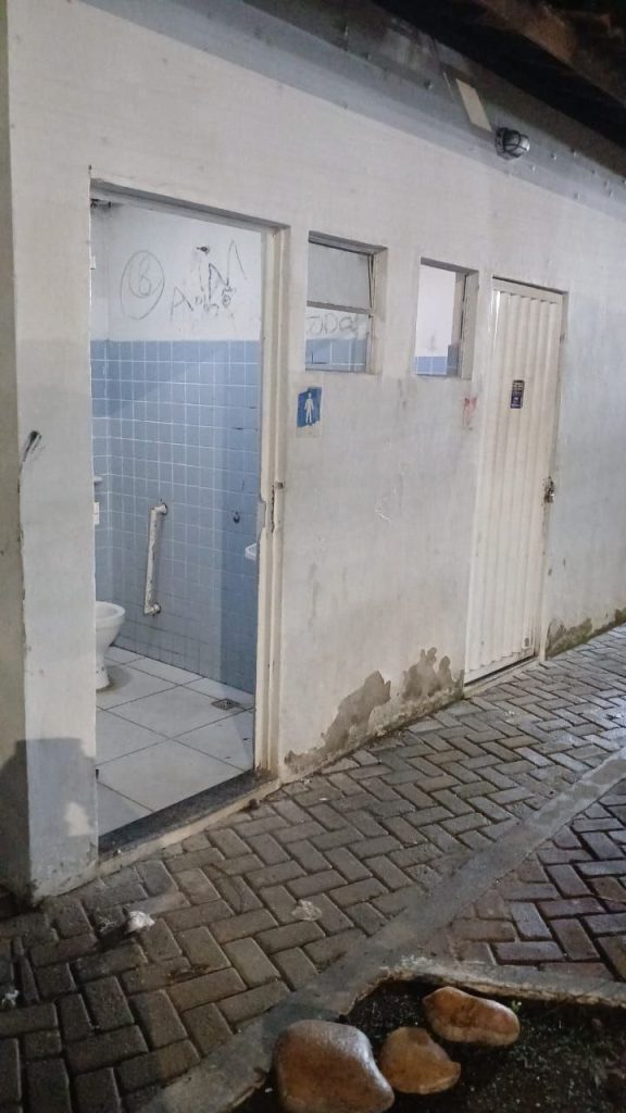 Vandalismo deixa banheiro da Praça da Escola Normal sem porta, informa Prefeitura