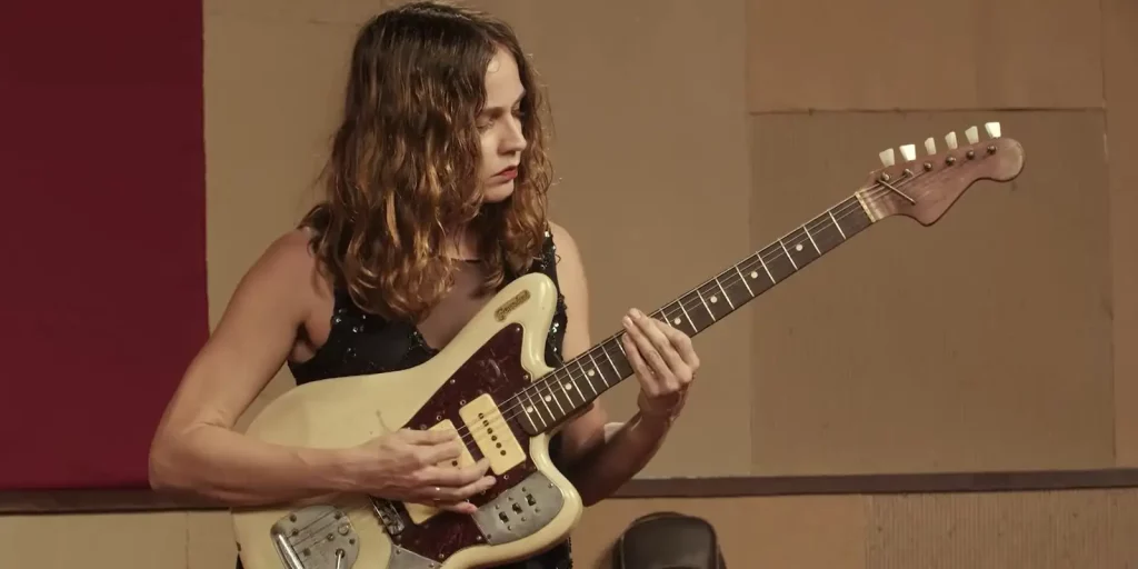 Músicos tocam guitarra em apresentação