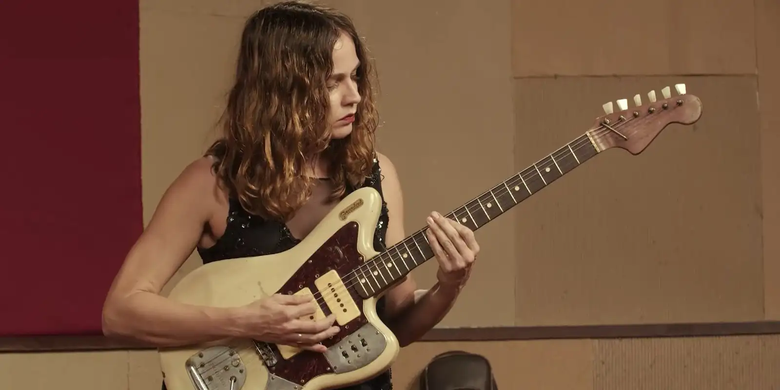 Músicos tocam guitarra em apresentação