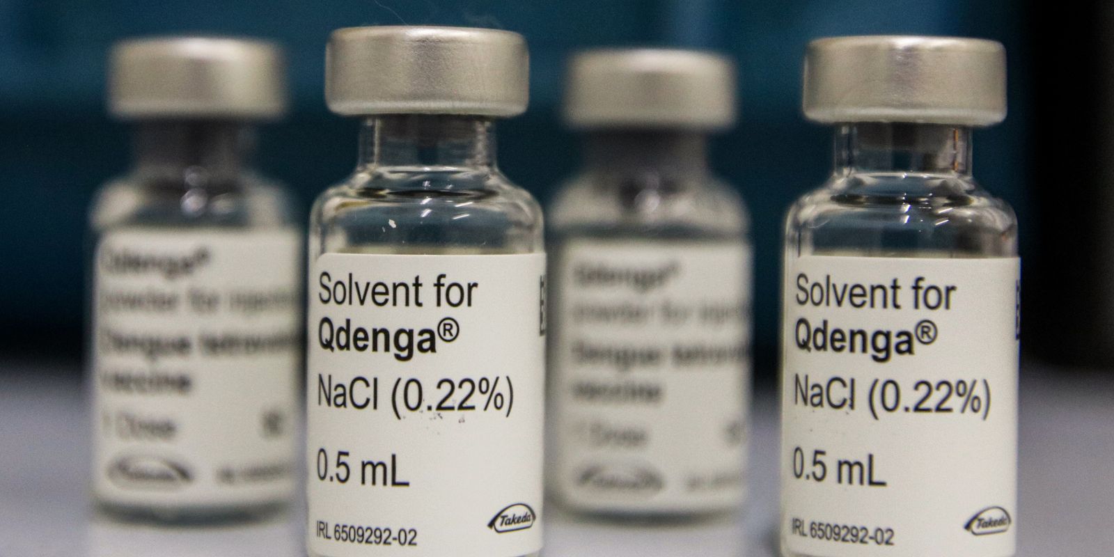 Frascos de diluente identificado para uso com a vacina Qdenga contra a dengue.